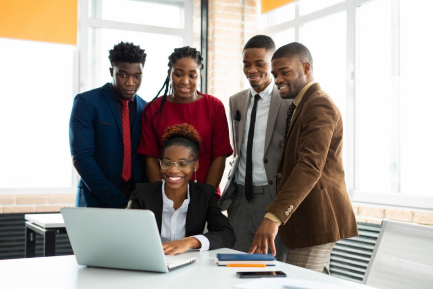 Espace de travail organisé avec outils numériques sécurisés pour la gestion bancaire à distance